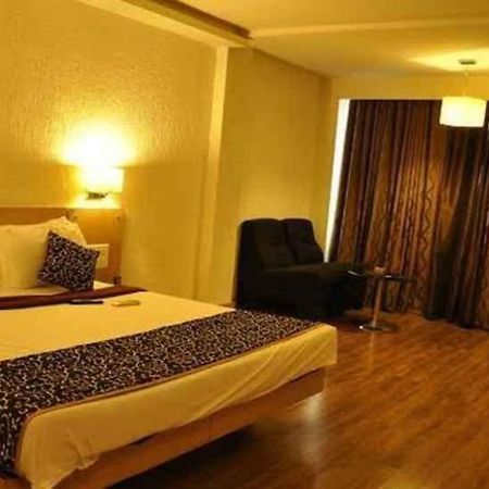 Hotel Manorama Vijayawāda Esterno foto