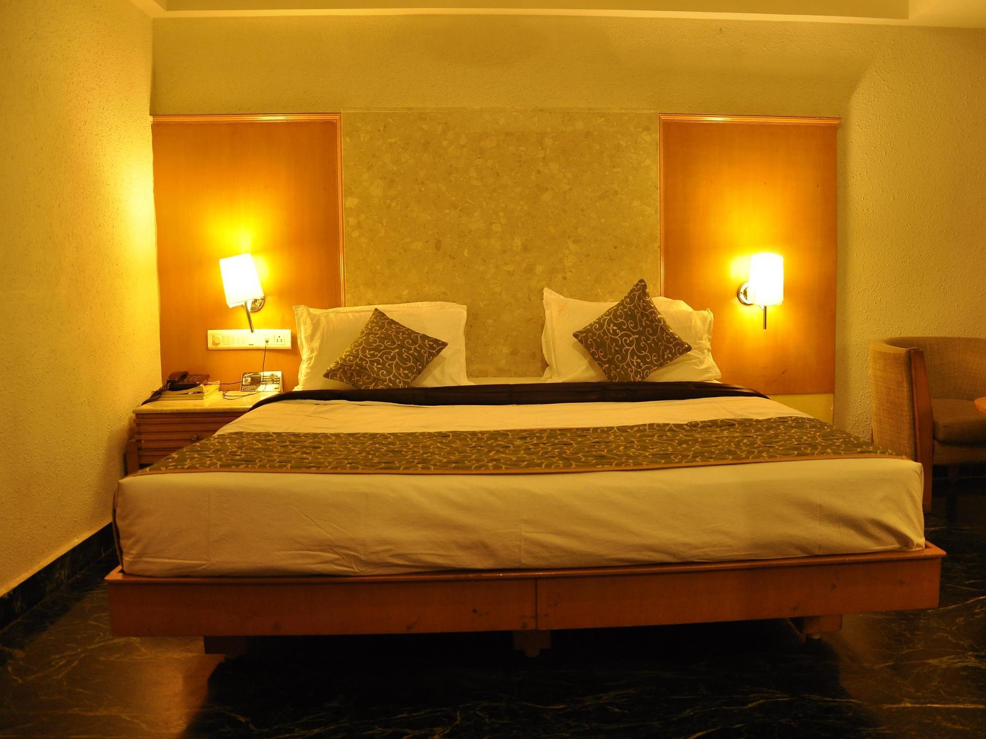 Hotel Manorama Vijayawāda Esterno foto