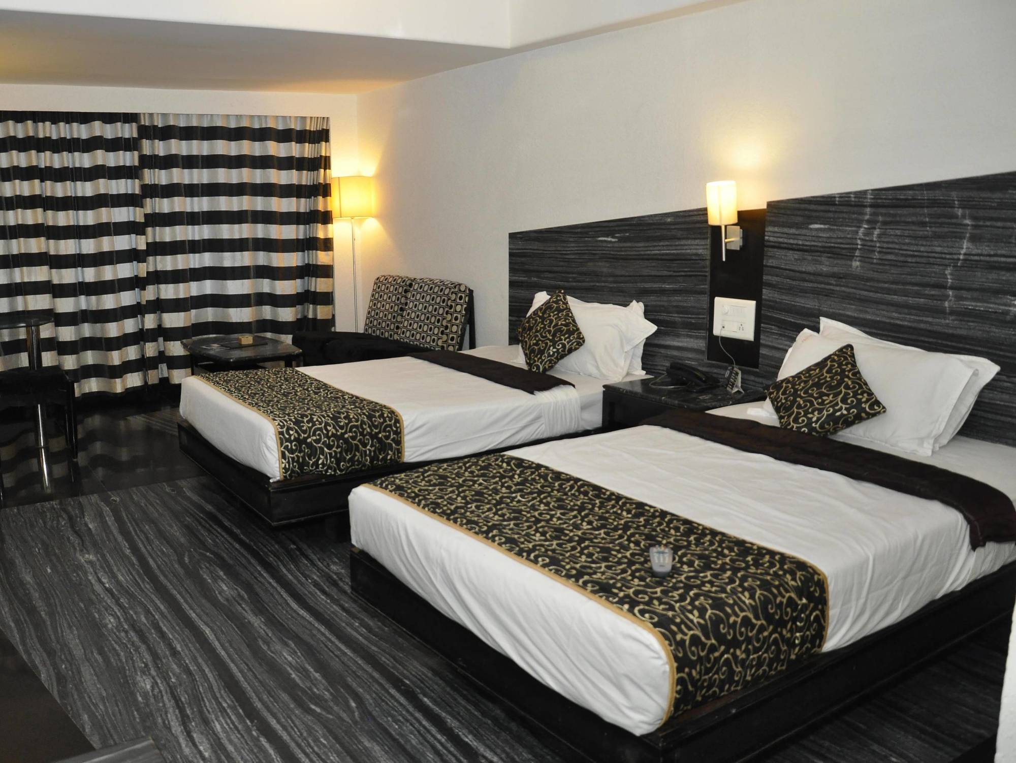 Hotel Manorama Vijayawāda Esterno foto