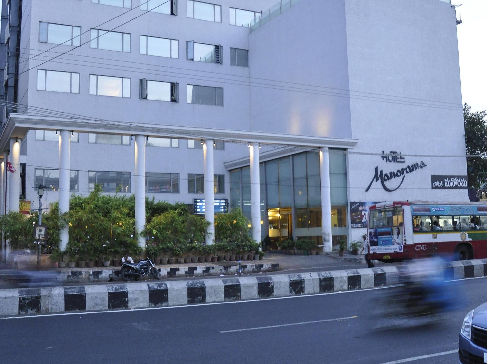 Hotel Manorama Vijayawāda Esterno foto